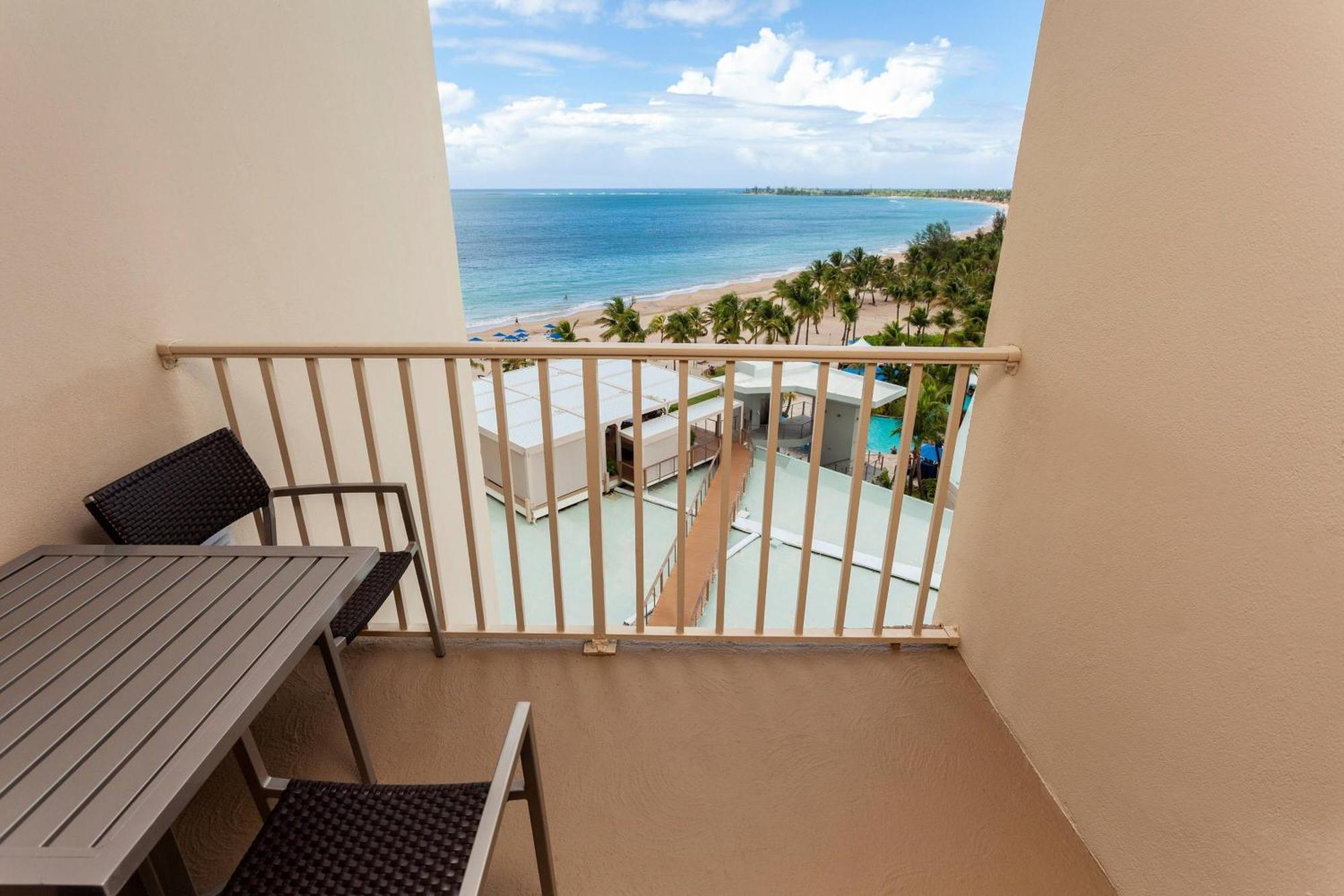 Courtyard By Marriott Isla Verde Beach Resort Сан-Хуан Экстерьер фото