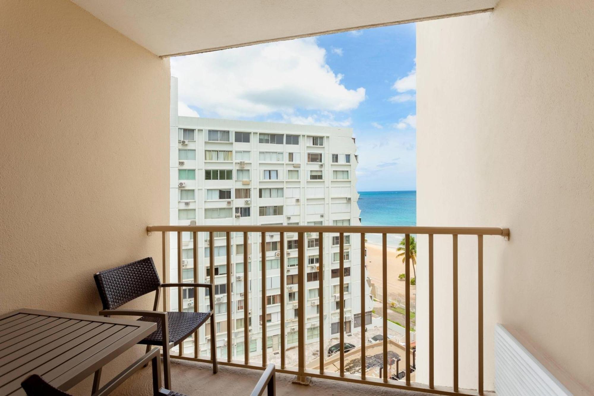 Courtyard By Marriott Isla Verde Beach Resort Сан-Хуан Экстерьер фото